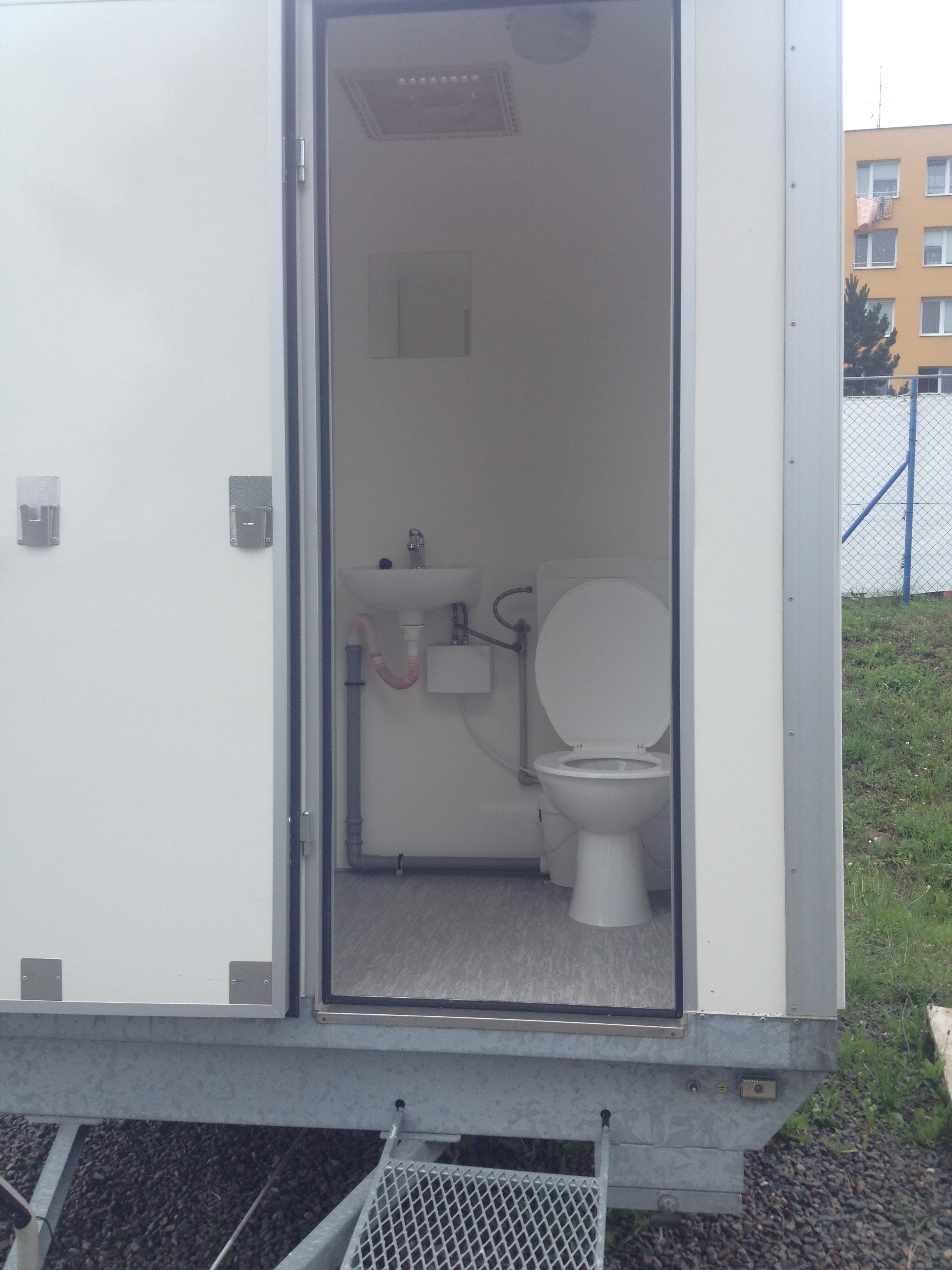 mobilní oplocení pronájem Europloty mobilní pokladna s toaletou WC